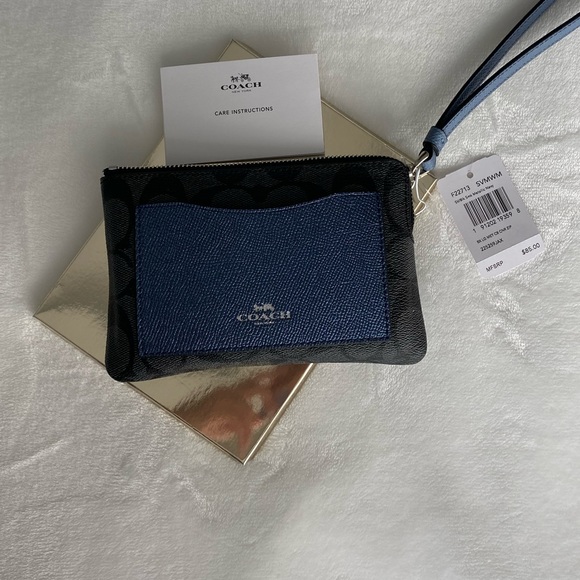 Coach Accesories/  Small Wristlet with Side Pocket 4”x6” - Picture 10 of 14